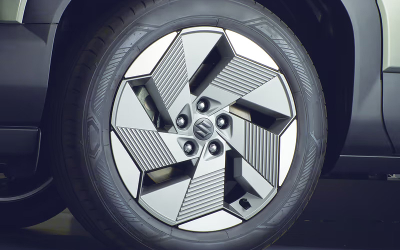 3D render of a Suzuki with the 18” Satin finished alloy wheels accessory attached