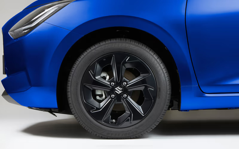 3D render of a Suzuki with the 15” Black Alloy Wheels accessory attached
