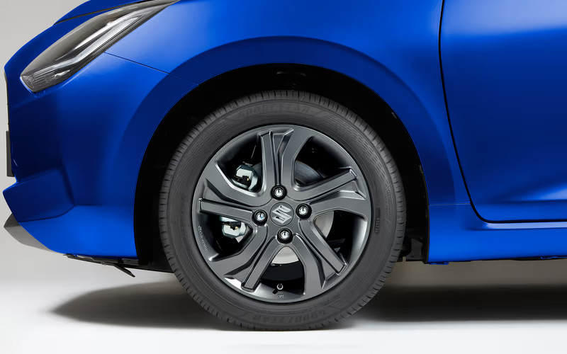 3D render of a Suzuki with the 15” Matt Grey Alloy Wheels accessory attached